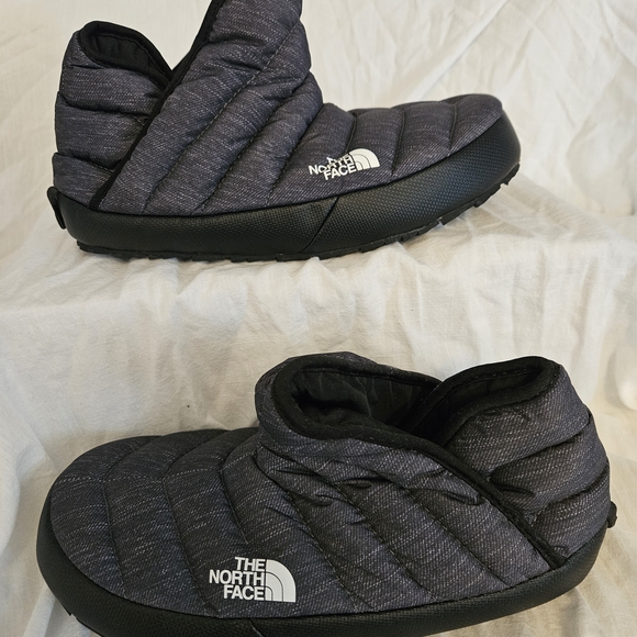 The North Face Black Quilted Slippers - Picture 1 of 7